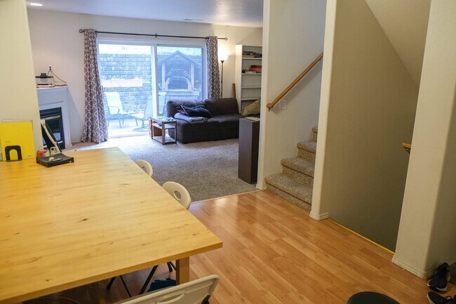 Foto del edificio - Spacious 3 bedroom townhome