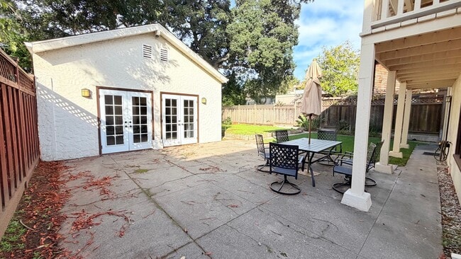 Building Photo - 911 Paru St