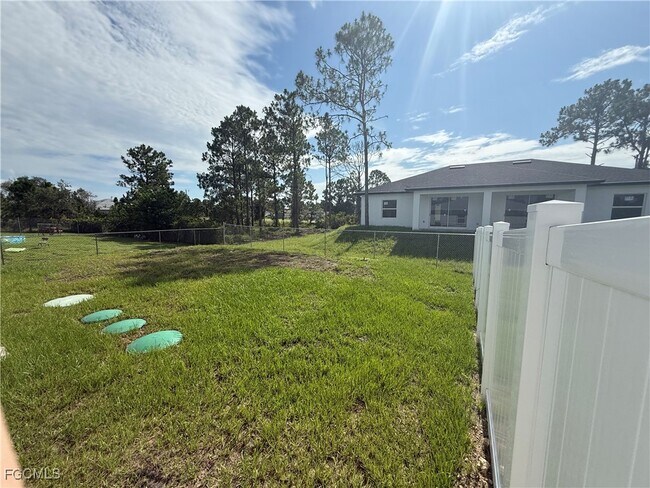 Building Photo - 915 Graystone Ave