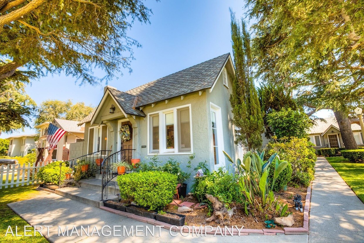 Primary Photo - 330-338 W Palm Dr