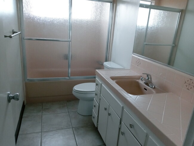 Baño remodelado - 3334 N Fruit Ave