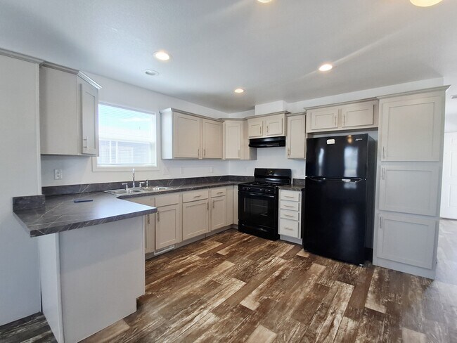 Building Photo - 3601 E Wyoming Ave