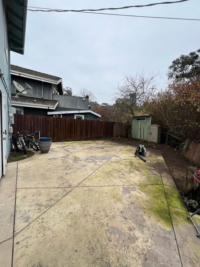 Building Photo - Short walk to the Beach / Available Now / Pets Welcome