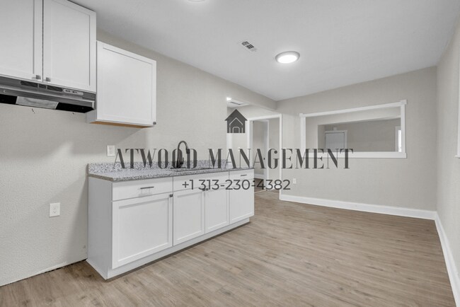 Foto del edificio - This beautifully updated 4-bedroom, 1-bath single-family home is ready for move-in!