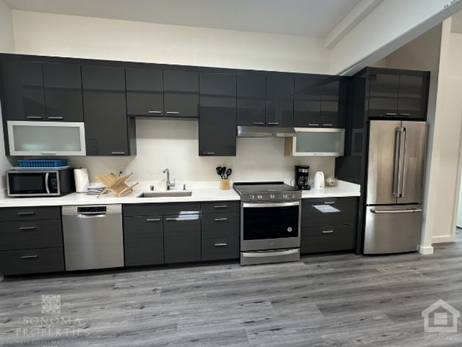 Building Photo - Updated 2BD/1BA Live/Work Loft-Style Apart...