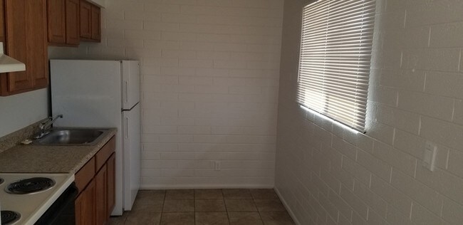 Building Photo - 2BD 1 BA Single level unit