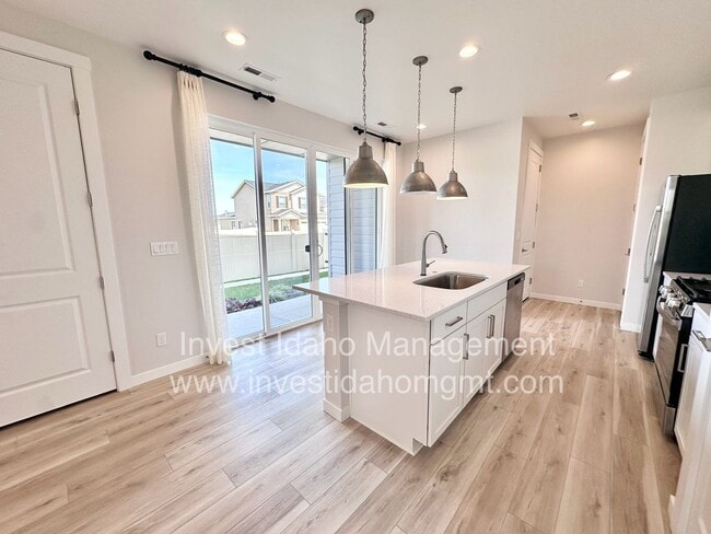 Building Photo - $500 move-in credit! Luxury Gated Townhome...