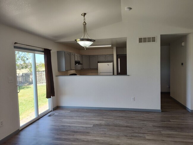 Building Photo - ALL PROSPECTIVE TENANTS MUST SUBMIT A $58 NON-REFUNDABLE APPLICATION FEE PER APPLICANT ONLINE AND...