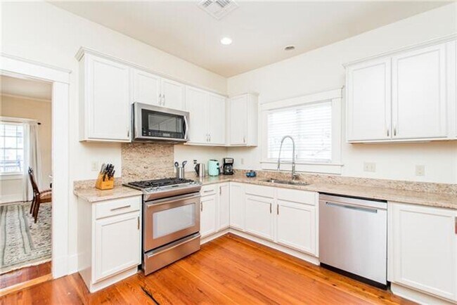 Foto del edificio - 5 BR- Available now or June lease - Renovated House steps from Campus!