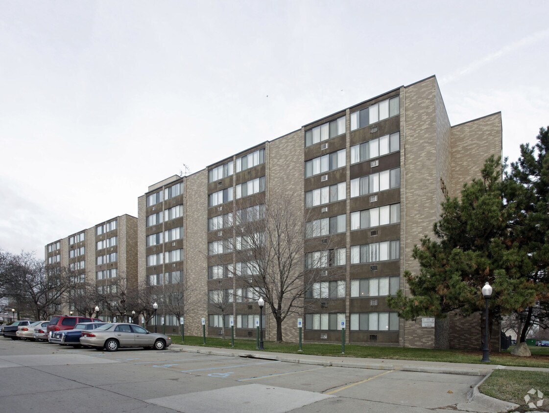 Elmwood Tower Apartments in Detroit, MI
