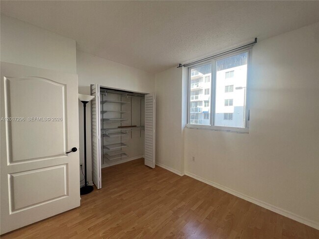 Foto del edificio - 5091 NW 7th St