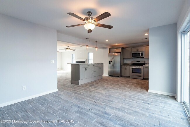 Building Photo - 823 2nd St