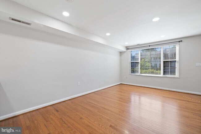 Building Photo - 2512 N Dearing St