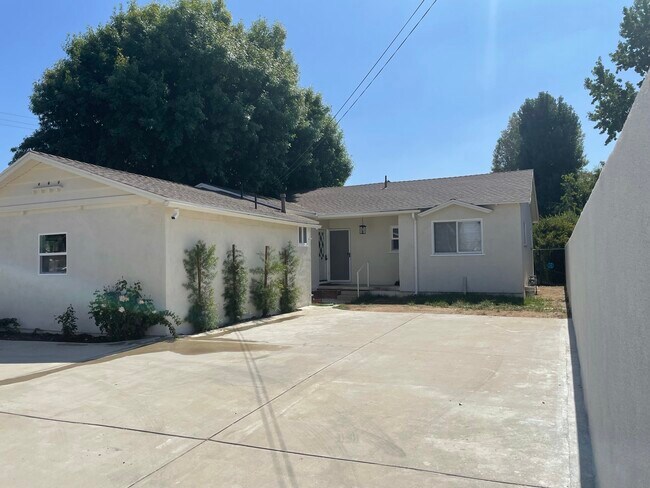 Foto del edificio - 22602 Victory Blvd