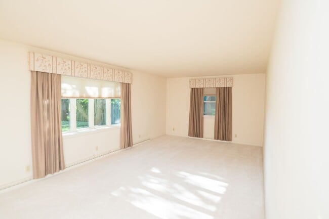 Building Photo - 3 bed 2 bath home in Valparaiso