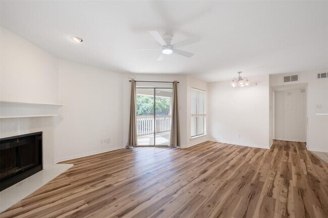 Foto del edificio - 2450 Wickersham Ln