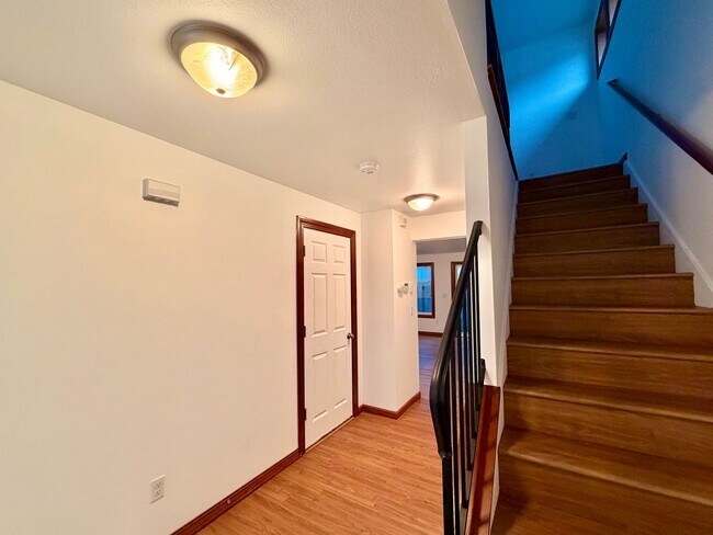 Foto del edificio - Spacious, remodeled two-level duplex