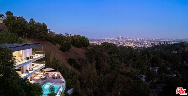 Foto del edificio - 7080 Mulholland Dr
