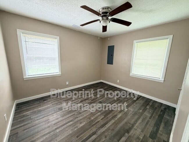 Building Photo - 1600 Holbrook Ave