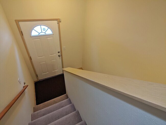 Building Photo - Townhouse, 2BD/1.5BA Condo, Radiant Heat F...