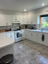 Building Photo - 33 Gainsborg Ave E