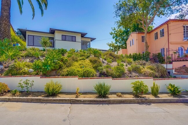 Exuberante entorno frontal con aspersores automáticos - 556 Luton Dr