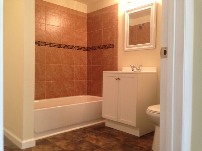 Bath 1 - 1013 Dumbarton Rd