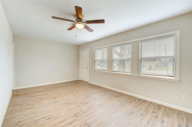 Foto del edificio - 2726 Stallings Dr