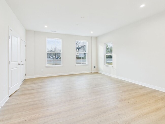 Foto del edificio - 8029 Lake Laurel Ln