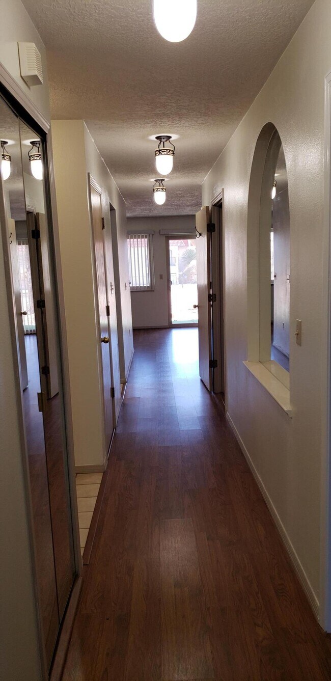 Foto del edificio - 827 Country Club Dr SE