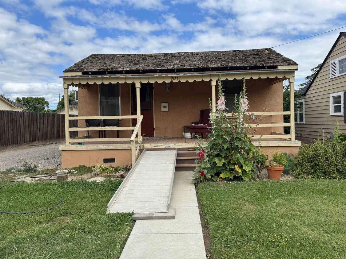 Foto principal - Small and Cute, 1 bedroom 1 bath southside...