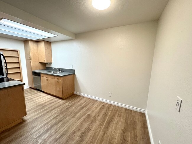 Building Photo - 960 E Bonita Ave