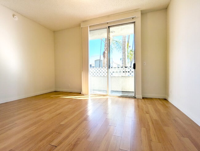 Building Photo - 553 S St Andrews Pl