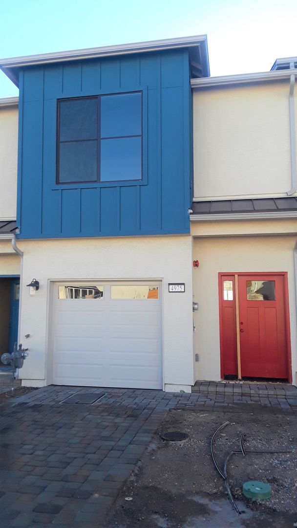 Foto del edificio - spacious 2 bedroom and 2.5 bath newer town...