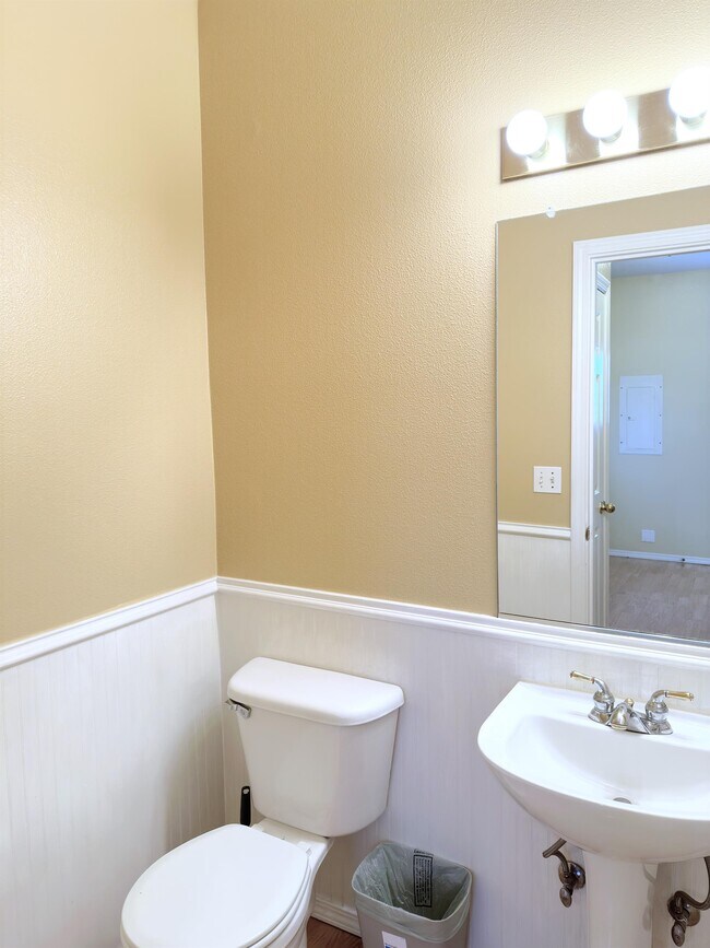 Building Photo - 1499 NE Birkshire Ct