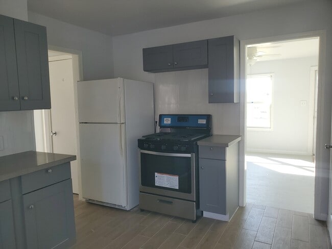 Building Photo - 814 Louise St