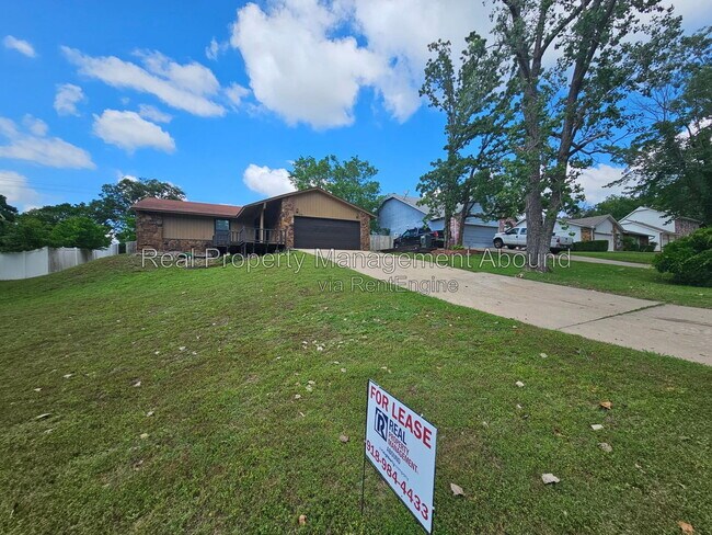 Foto del edificio - 18341 Woodcrest Ln