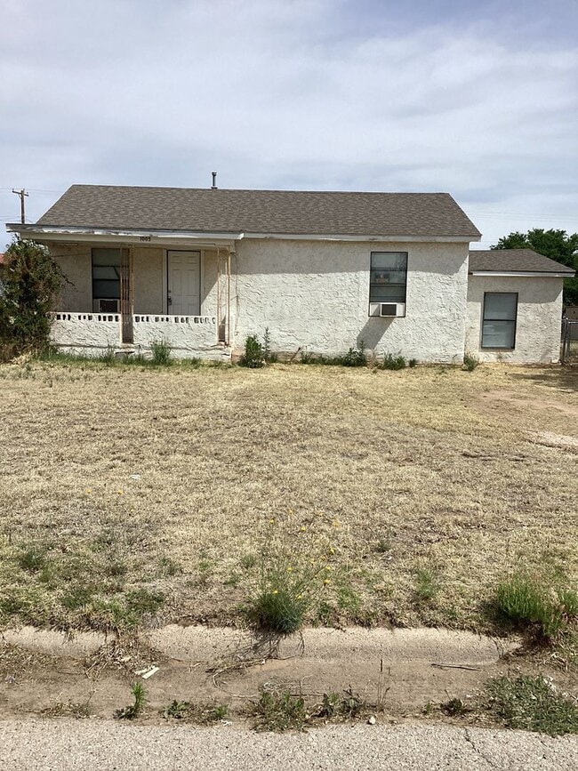 Building Photo - 1005 E Brazos St