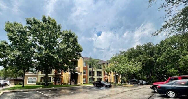 Foto del edificio - MOVE IN NOW!! 3RD FLOOR 1X1-SCREENED IN PO...