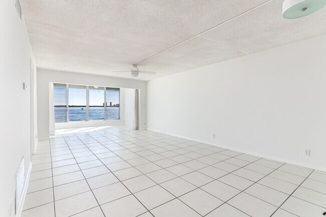 Foto del edificio - 52 Yacht Club Dr
