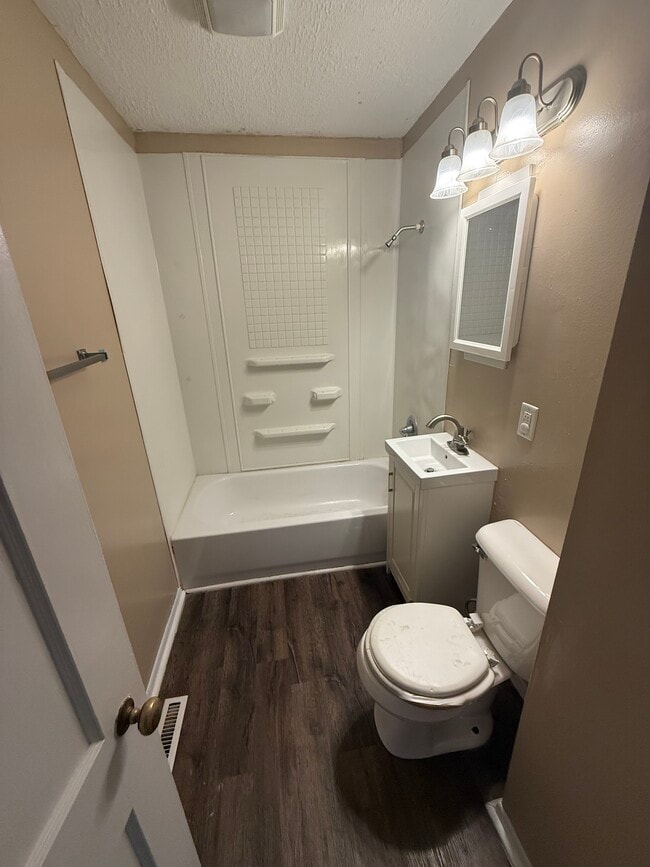 Building Photo - 806 Lonsvale Dr