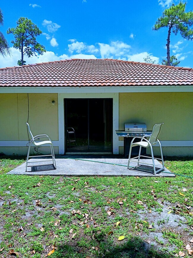 Building Photo - 1050 Staghorn St