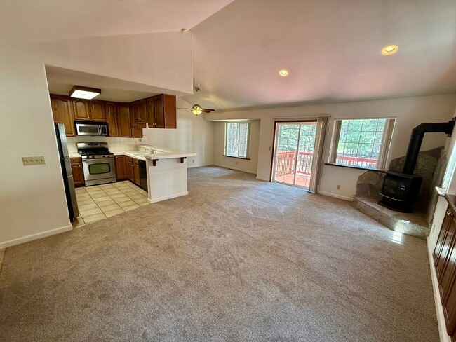Building Photo - Pet friendly 3 bed 2 bath townhouse for re...