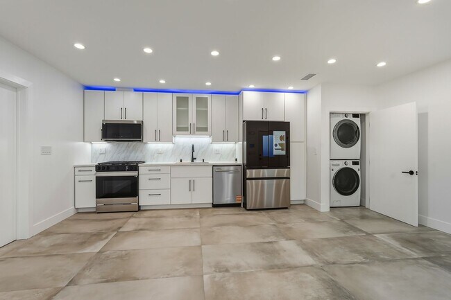 Foto del edificio - Luxury Newly Built 2 Bed, 2 Bath Home with Private Yard, Walk-In Closets & High-End Bespoke Kitchen