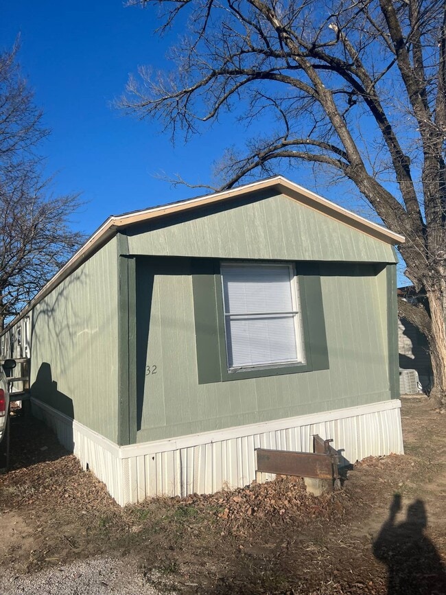 Building Photo - 200 E Zora St