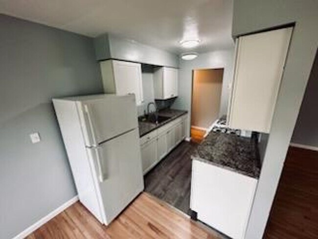 Building Photo - Newly renovated 1 bedroom 1 bath condomini...