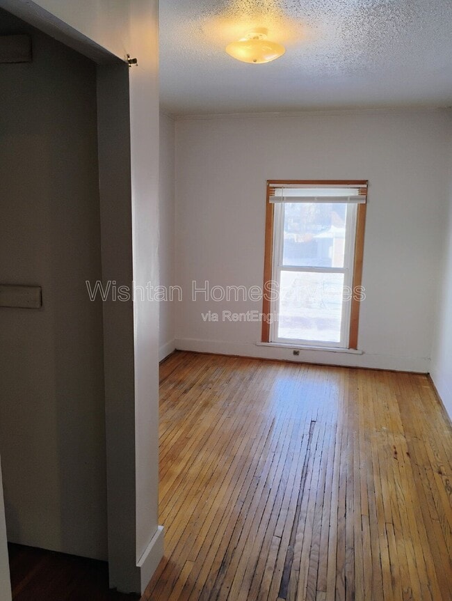 Building Photo - 1086 N Cedar St