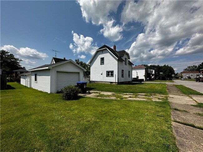 Building Photo - Large 3 bedroom Single Family Home