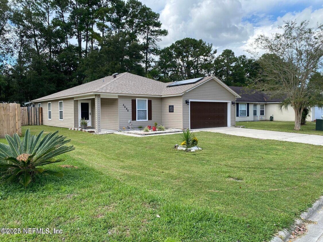 Foto principal - 5646 Chirping Way W
