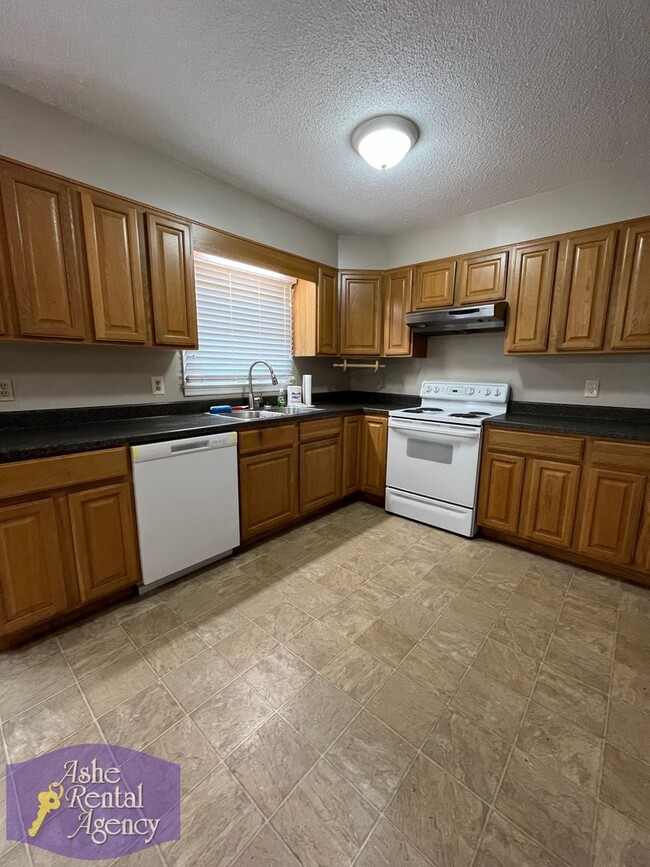 Building Photo - Charming 3bd/2ba House In West Jefferson